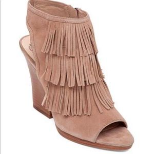 EUC Vince Camuto JADON Fringed Open Toe Wedge